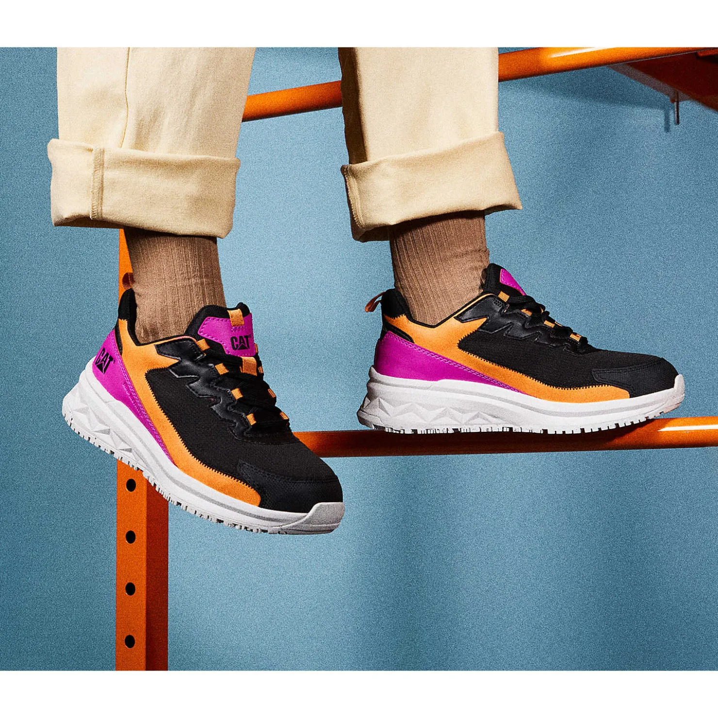 Scarpe da lavoro Donna CAT Runner: Design ergonomico con punta in carbonio ultraleggera, tecnologia antiscivolo e proprietà antistatiche per massima sicurezza nei movimenti dinamici.
